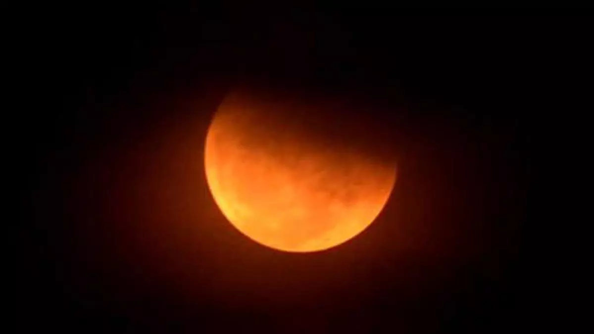 Thousands witness partial lunar eclipse in Chennai The Hindu BusinessLine